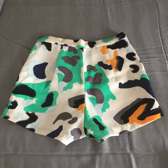 Multi color pattern shorts - Picture 2 of 3